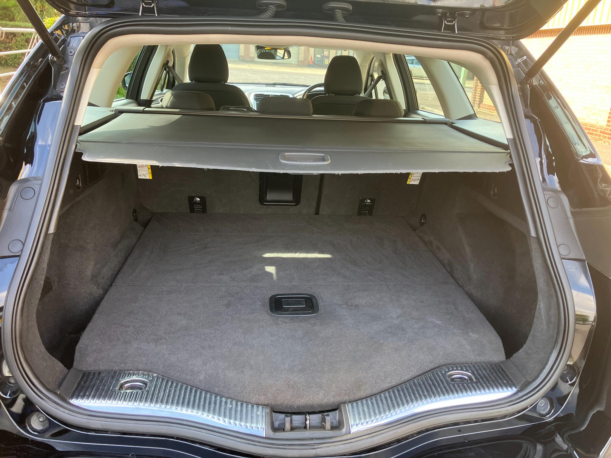 Ford Mondeo view 11