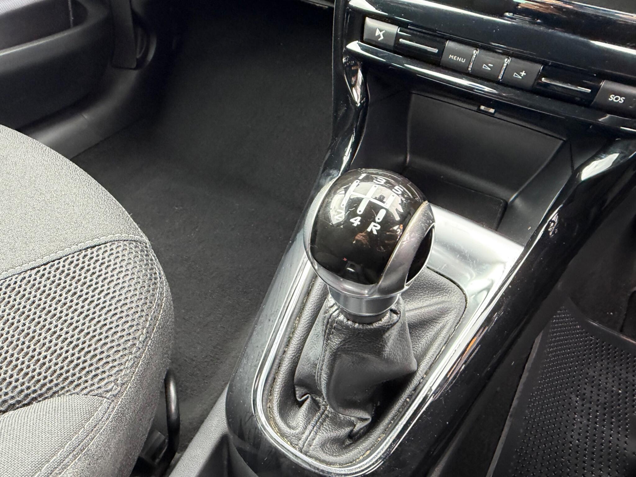 DS Automobiles DS 3 view 23
