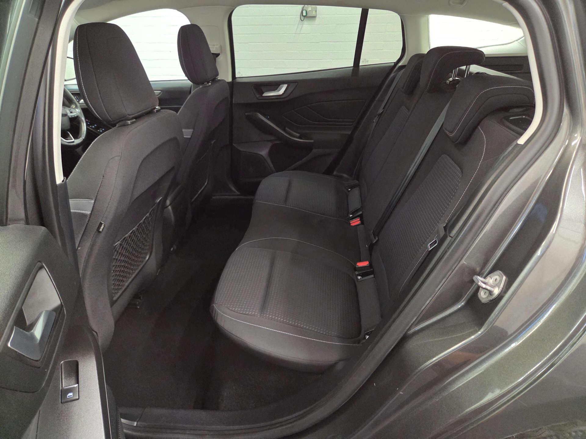 Ford Focus view 18