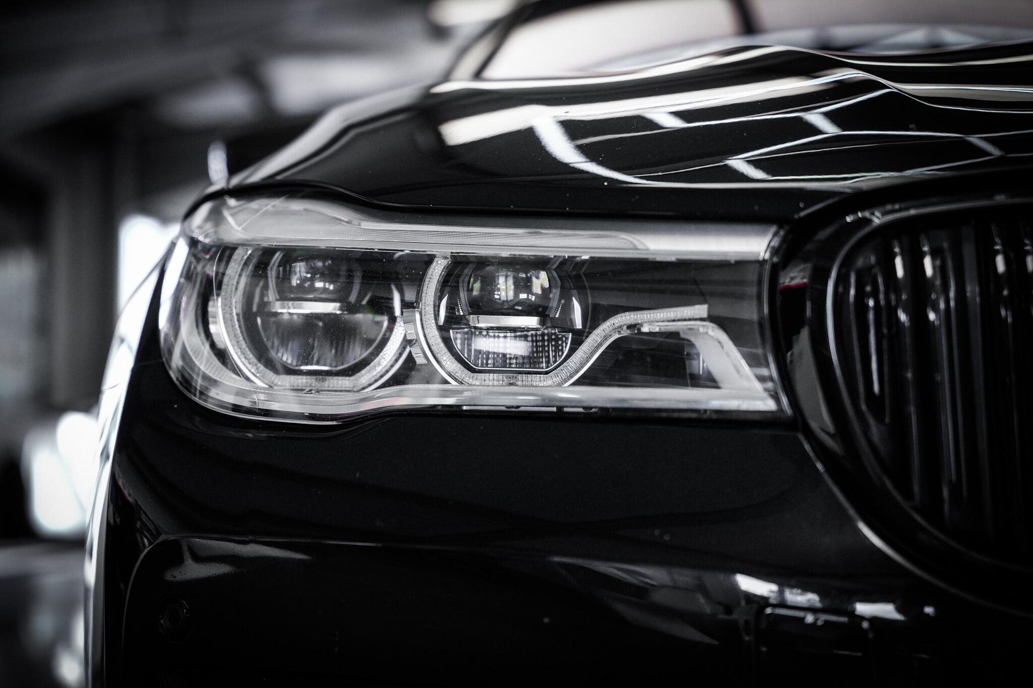 BMW 7 Series view 32