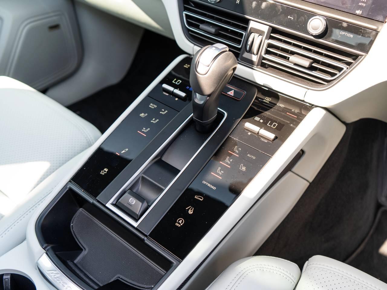 Porsche Macan view 22