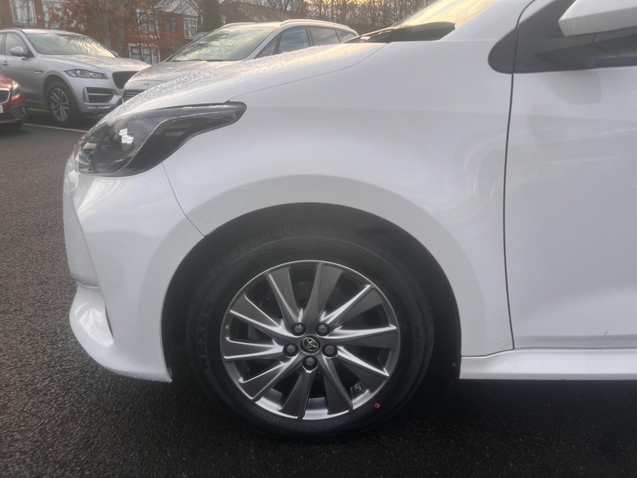2023 Toyota Yaris 1.5 VVT-h Icon E-CVT Euro 6 (s/s) 5dr • 77,392 miles image 13