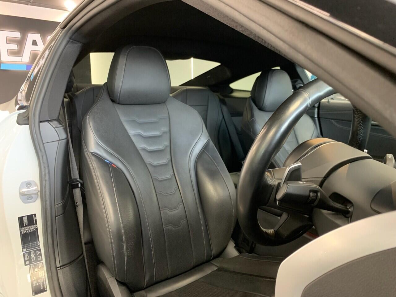 BMW 8 Series view 22