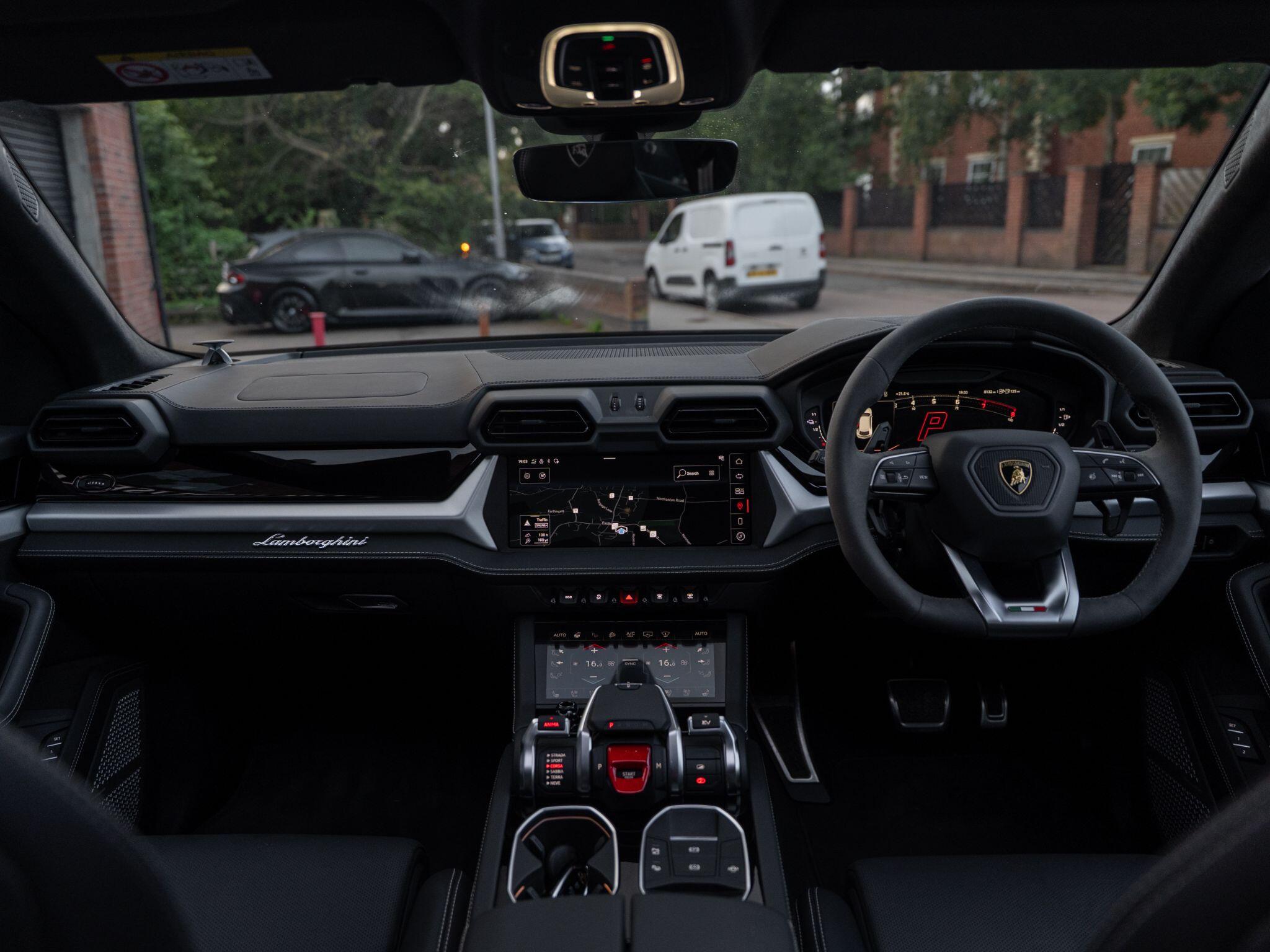 Lamborghini Urus view 37