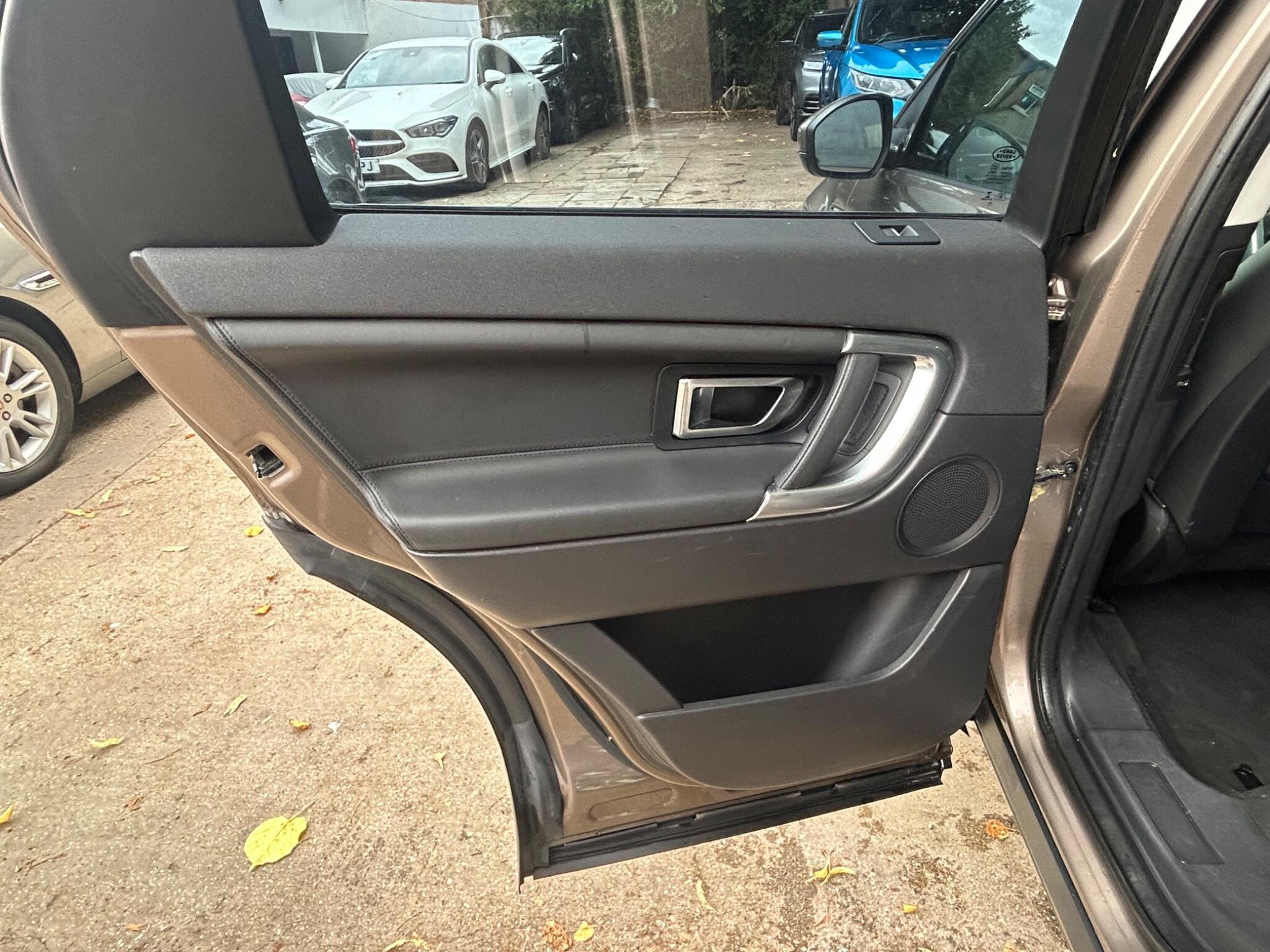 Land Rover Discovery Sport view 35