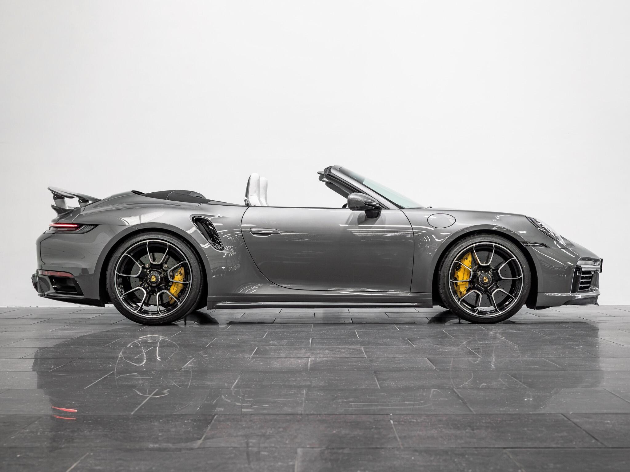Porsche 911 view 7