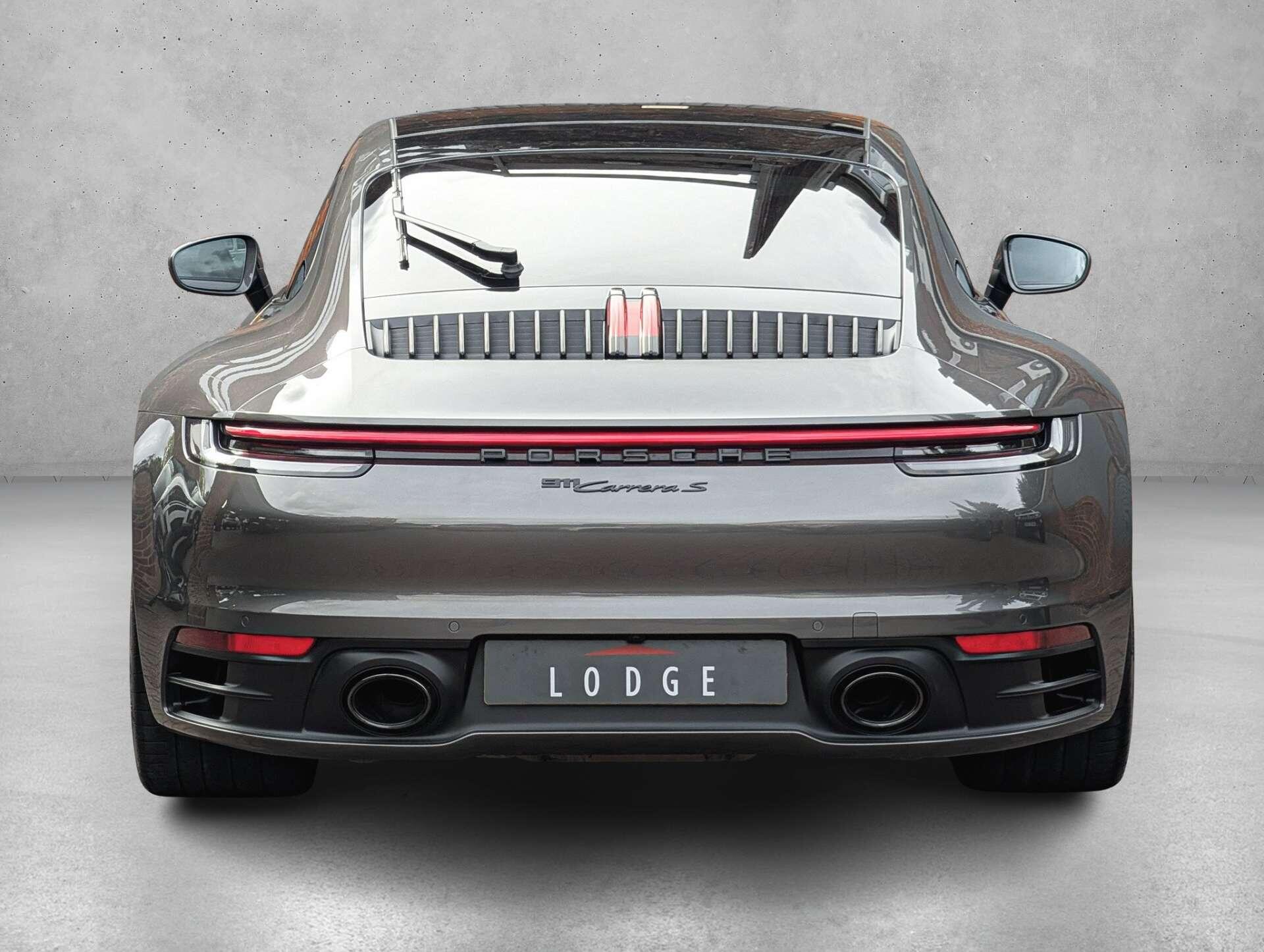 Porsche 911 view 6