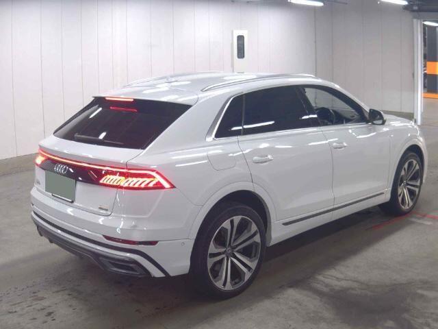 Audi Q8 view 7