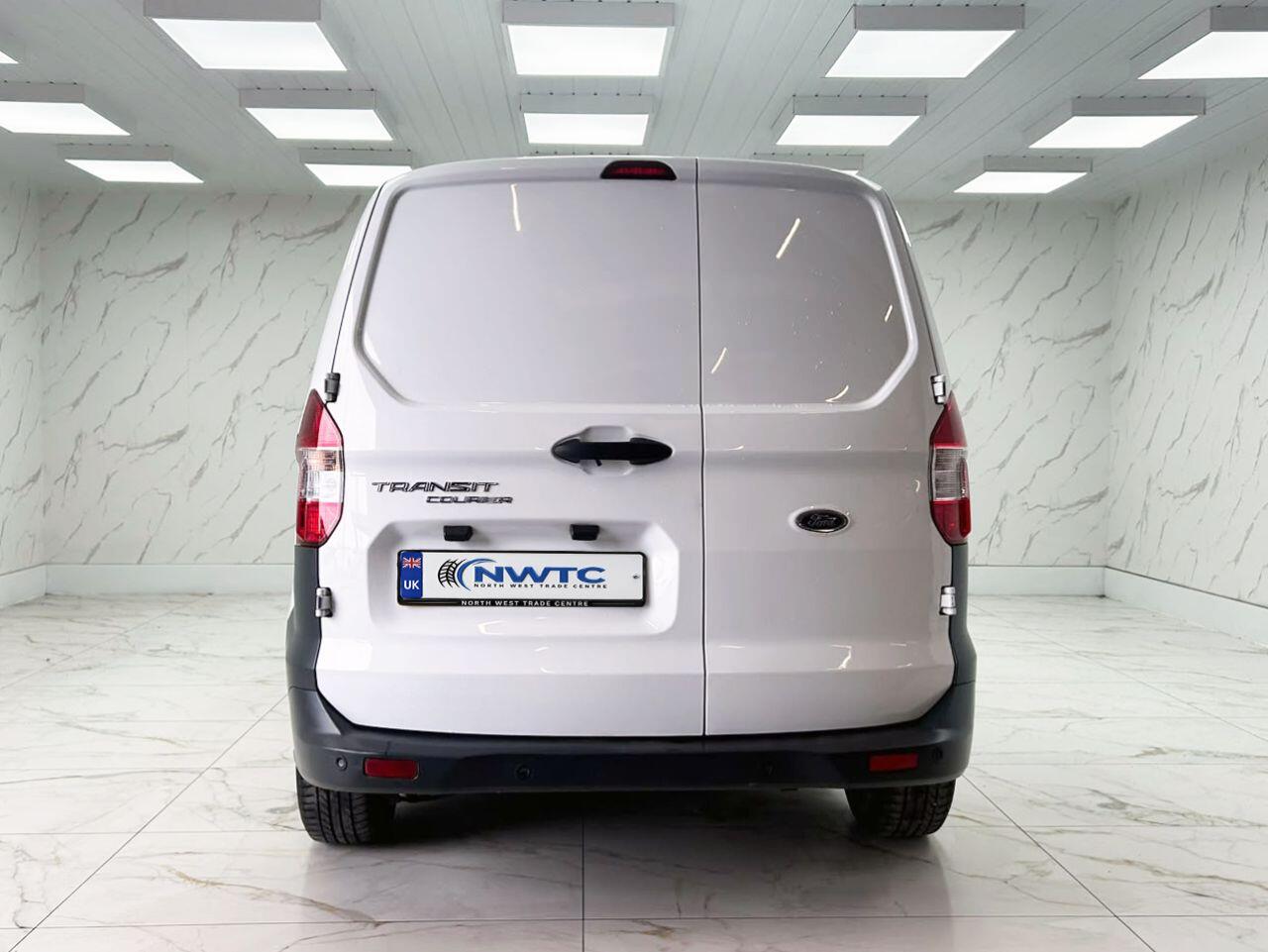 Ford Transit Courier view 10