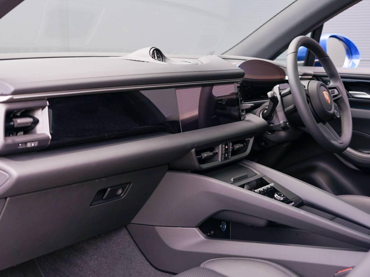 Porsche Macan view 5