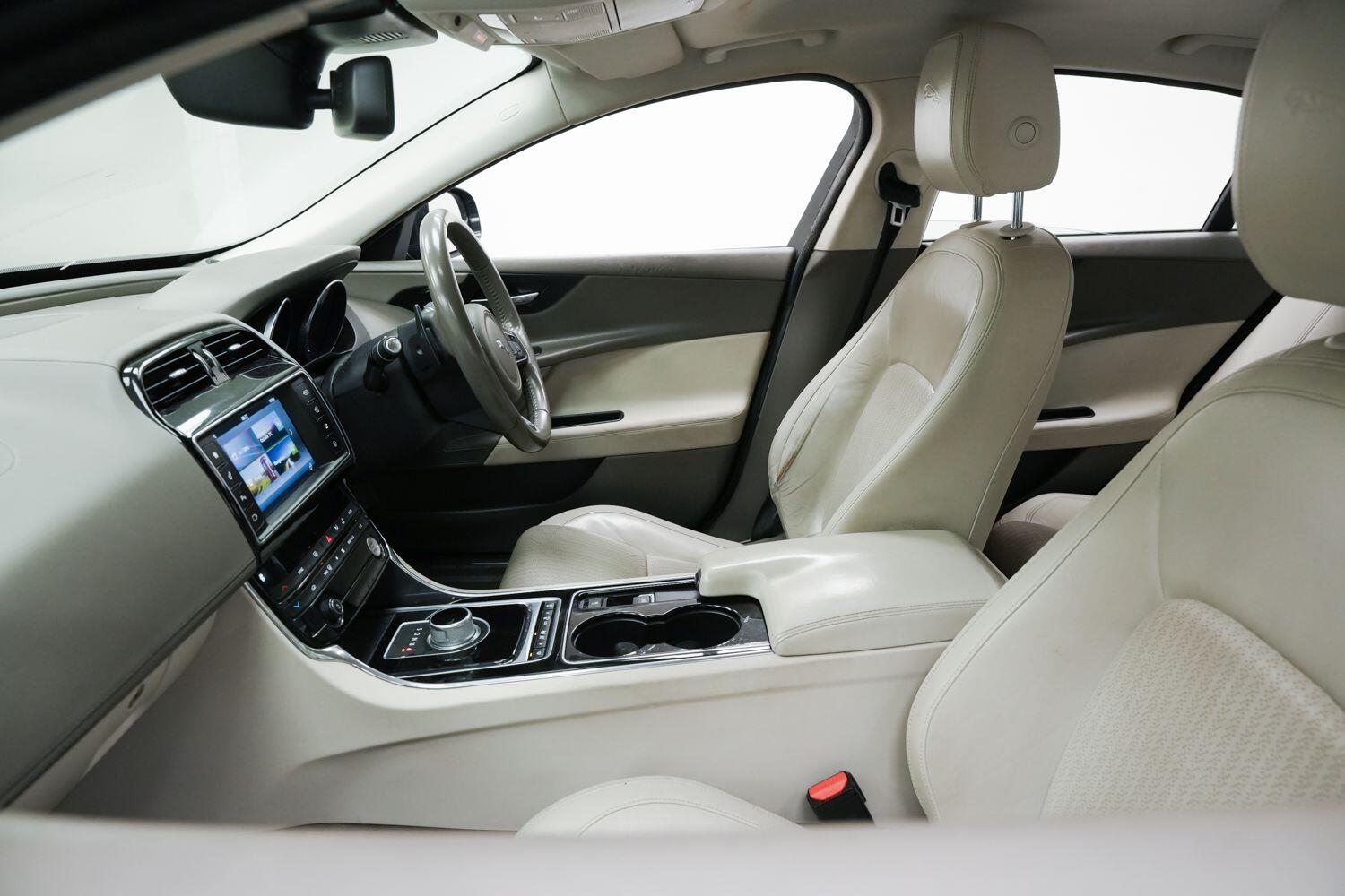 Jaguar XE view 13