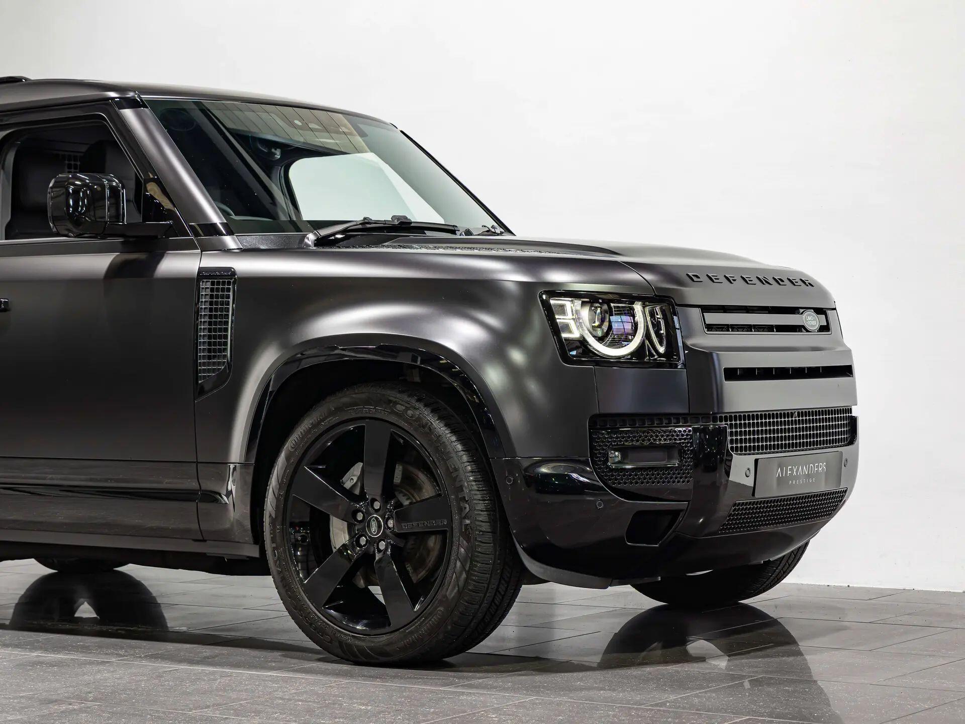 Land Rover Defender 110 view 12