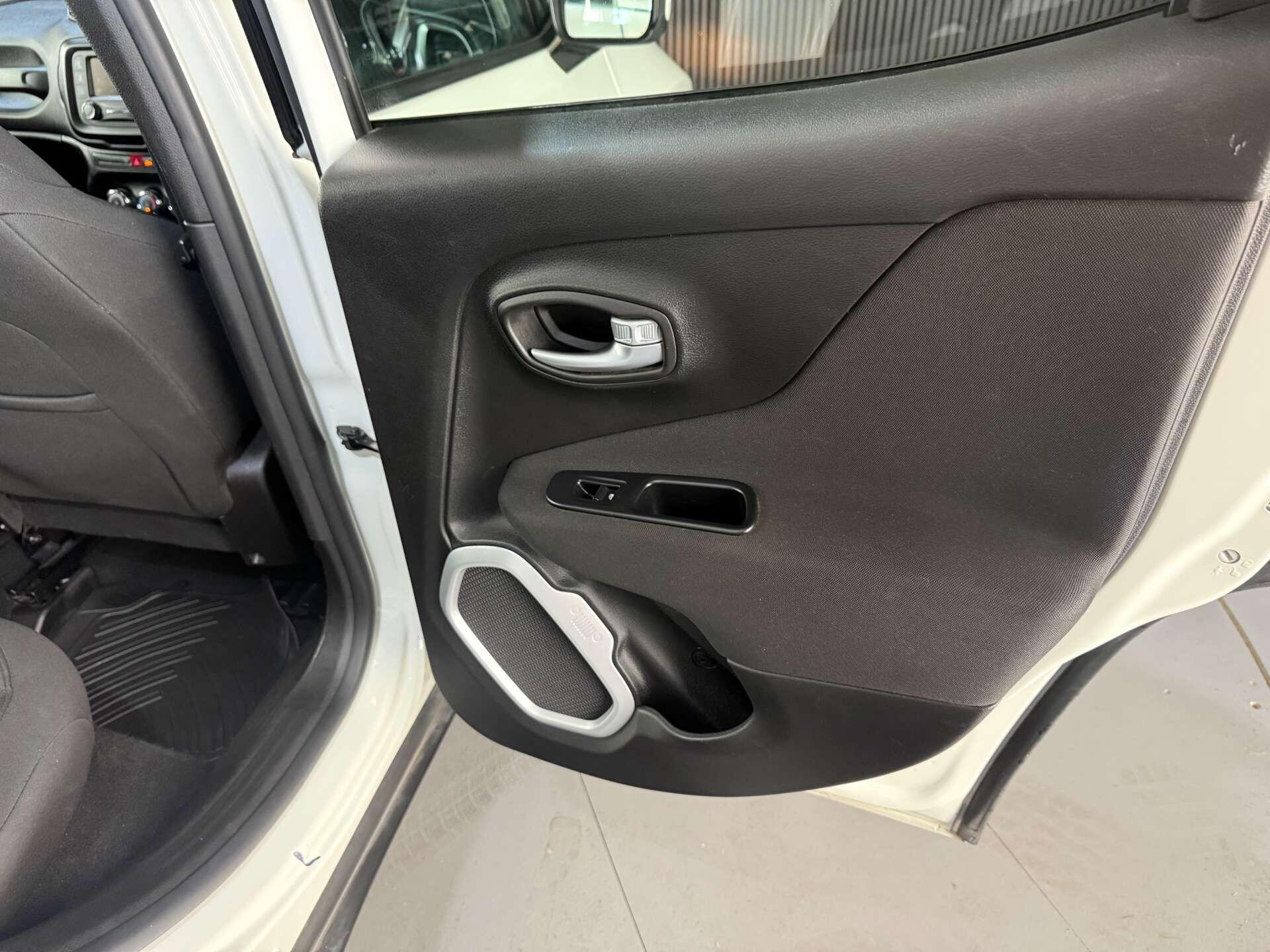 Jeep Renegade view 18