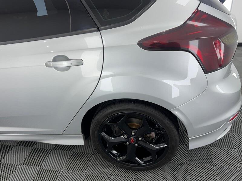 2013 Ford Focus 2.0T EcoBoost ST-2 Euro 5 (s/s) 5dr • 72,500 miles image 14