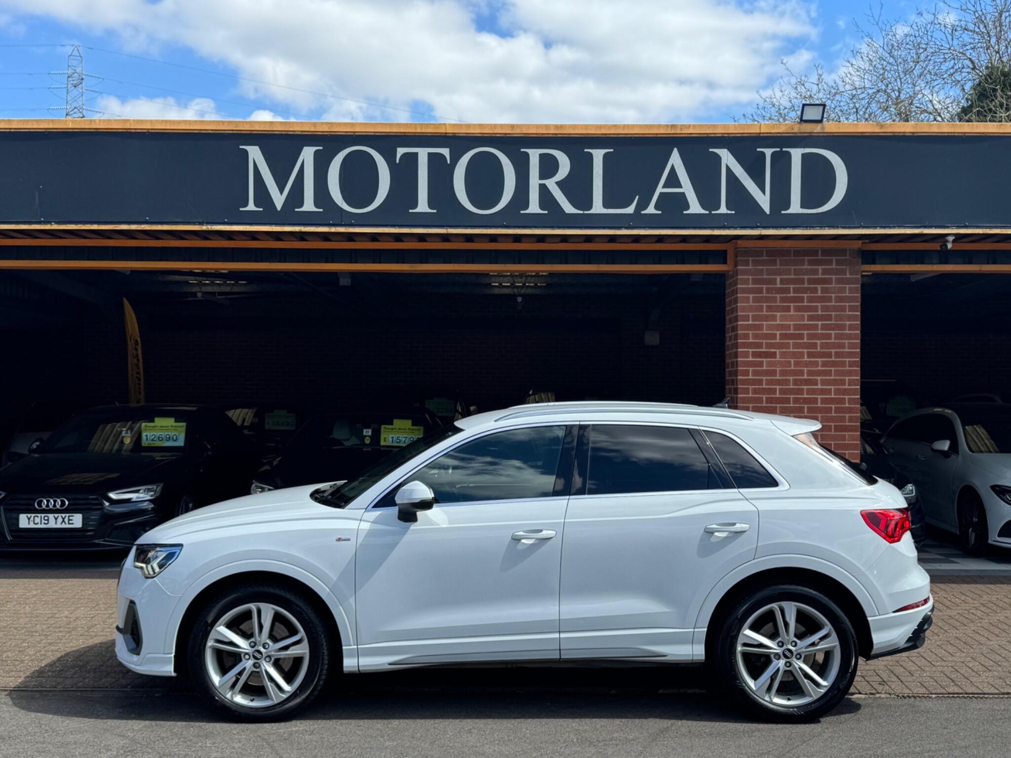 Audi Q3 view 6