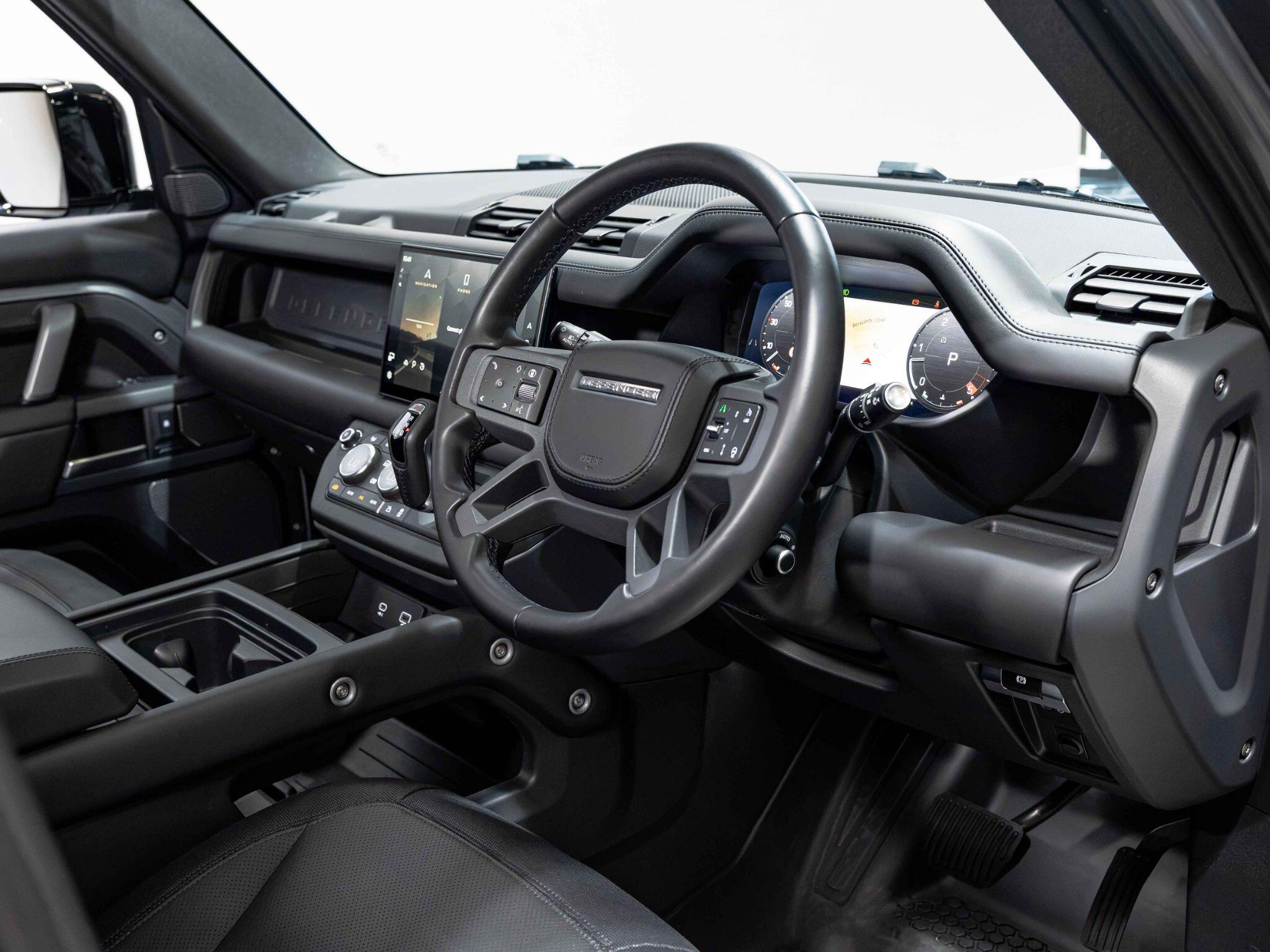 Land Rover Defender 110 view 19