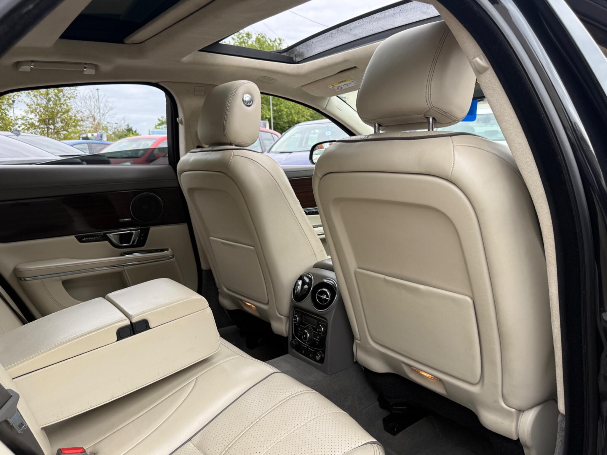 Jaguar XJ - Image 44