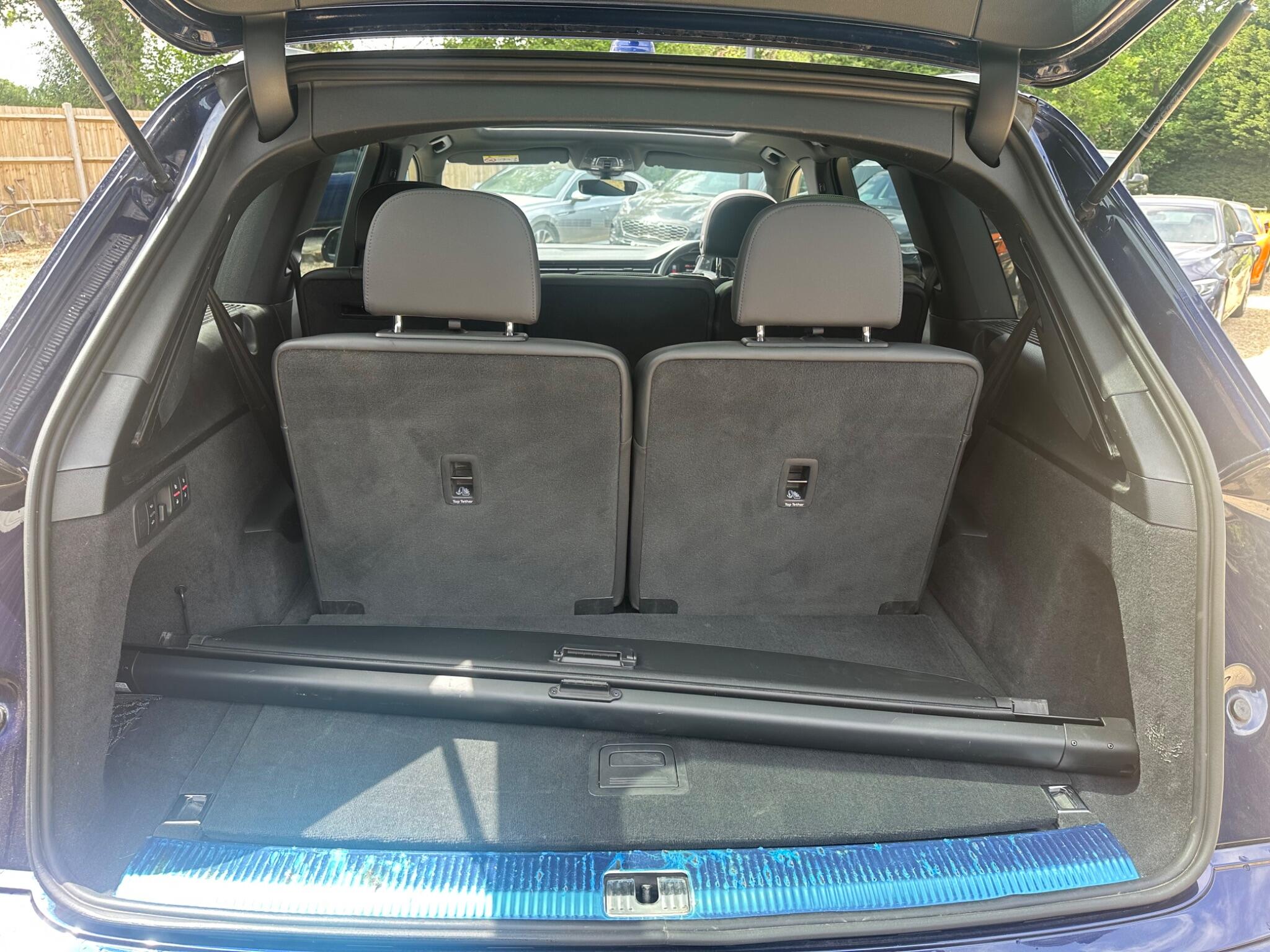 Audi Q7 view 8