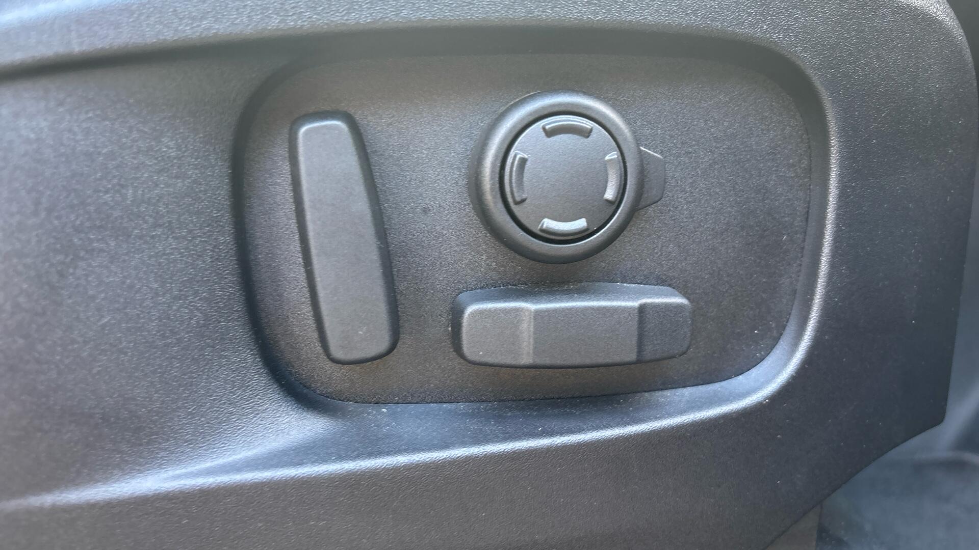 Land Rover Defender view 37