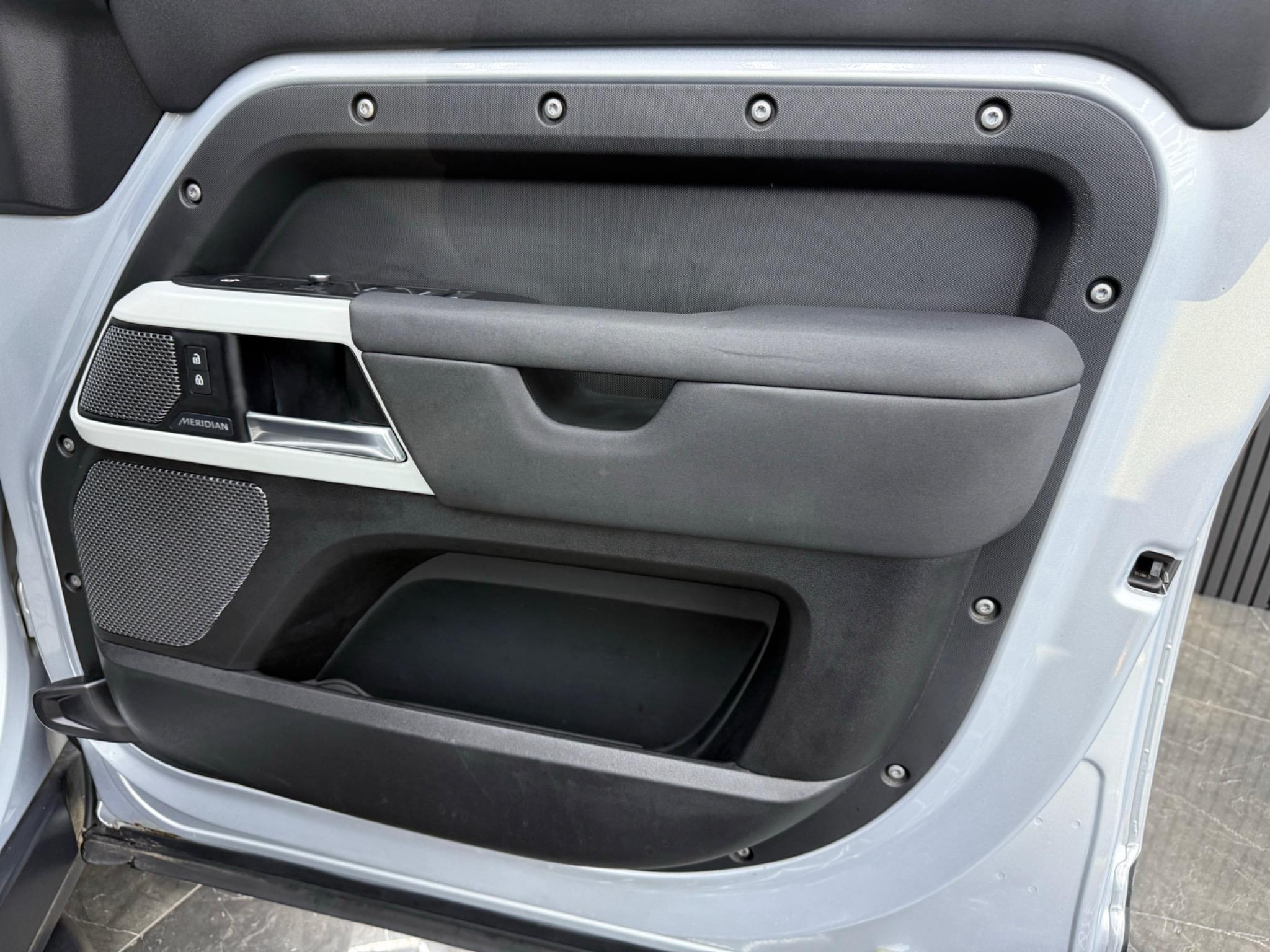 Land Rover Defender 110 view 40