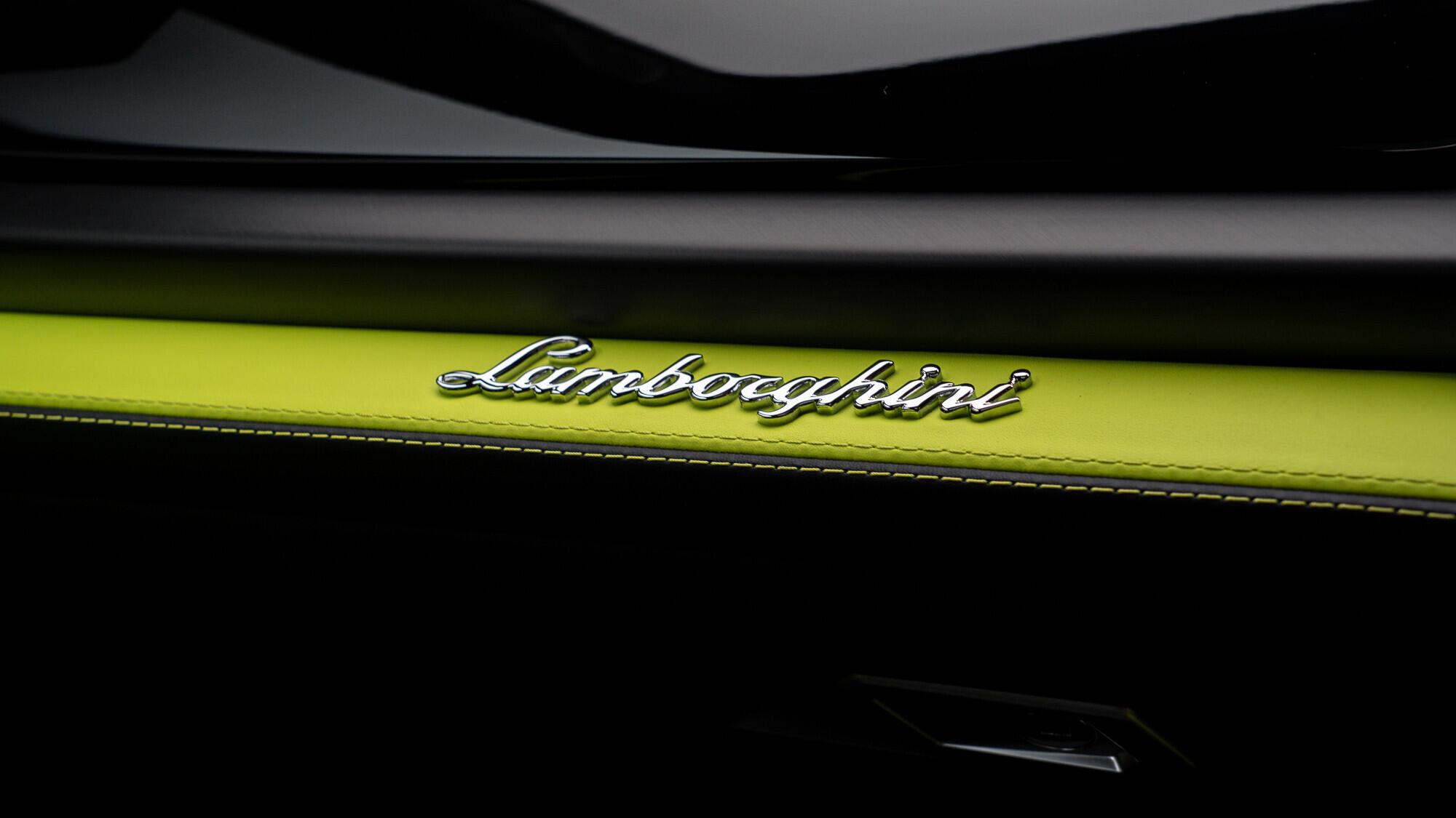 Lamborghini Urus view 60