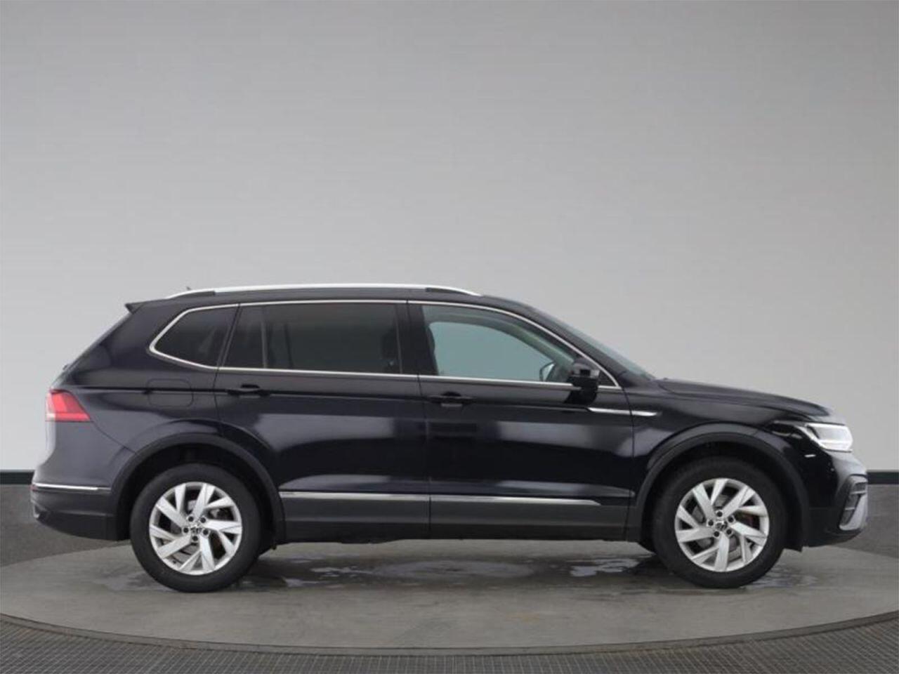 Volkswagen Tiguan Allspace view 2
