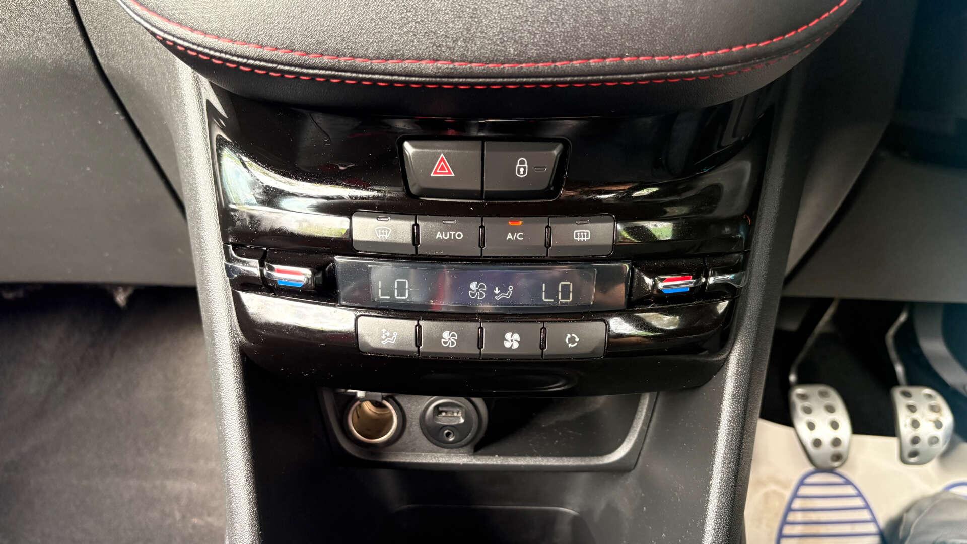 Peugeot 208 view 29