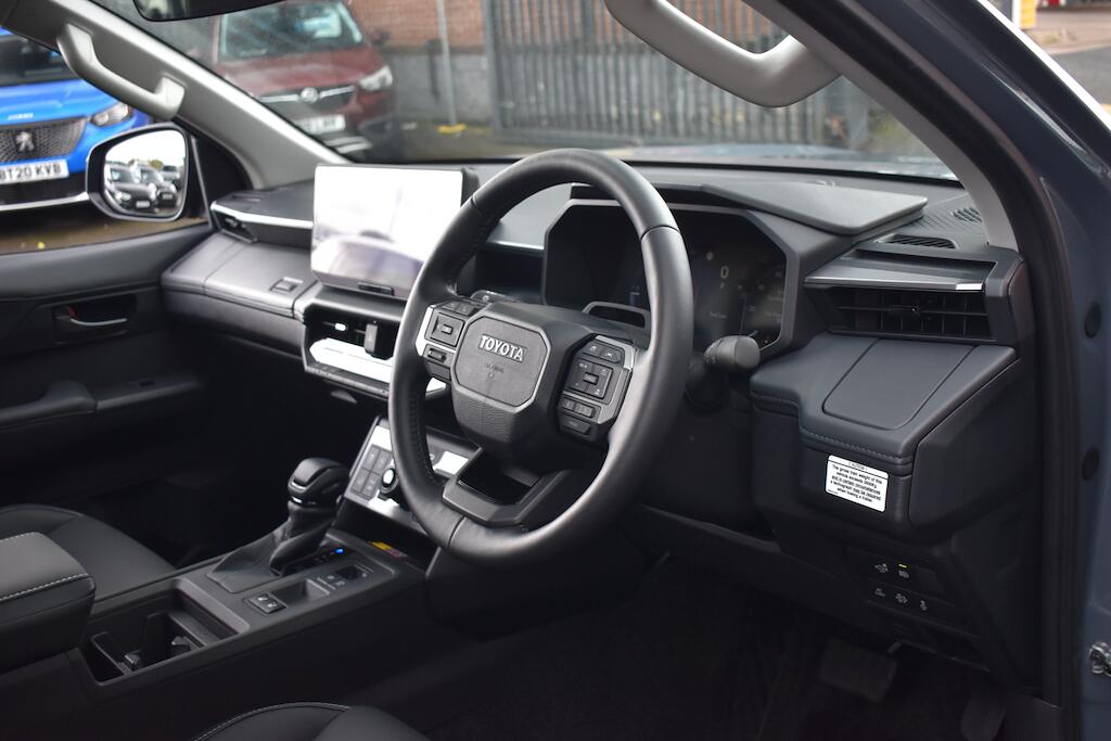 Toyota Hilux view 25