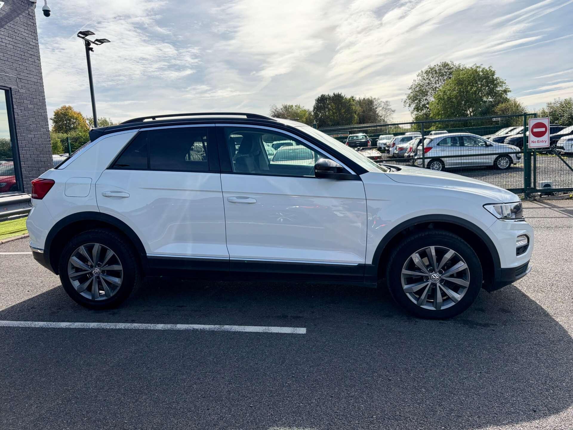Volkswagen T-Roc view 9