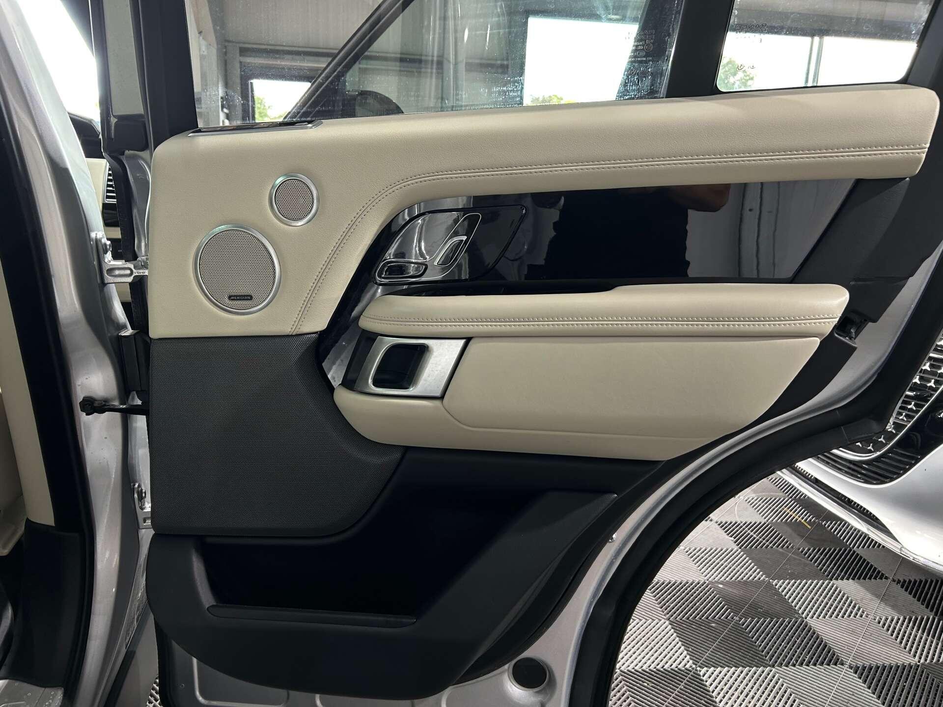 Land Rover Range Rover view 32