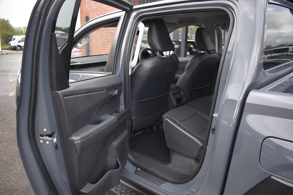 Toyota Hilux view 39