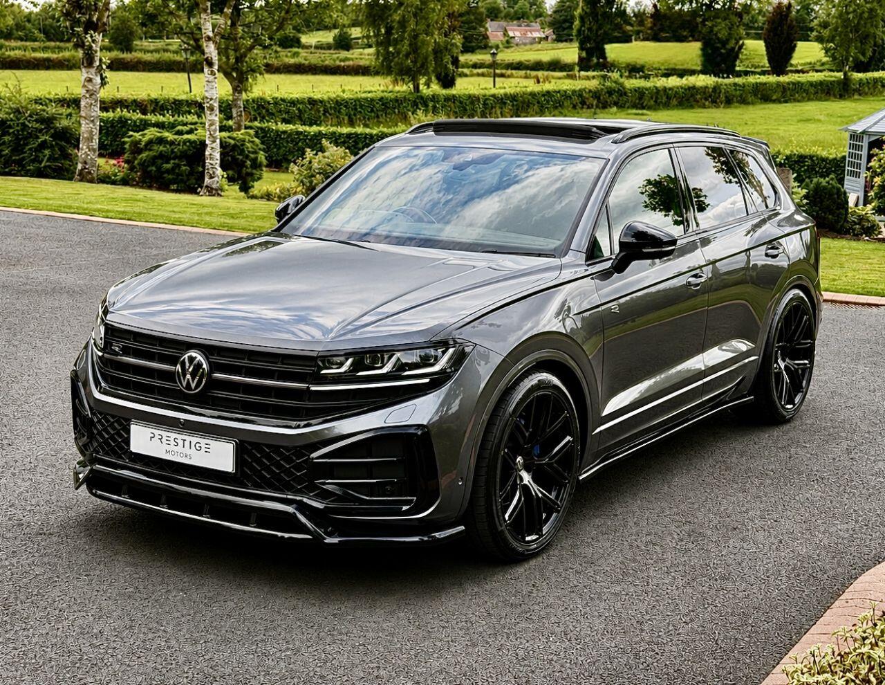 Volkswagen Touareg view 4