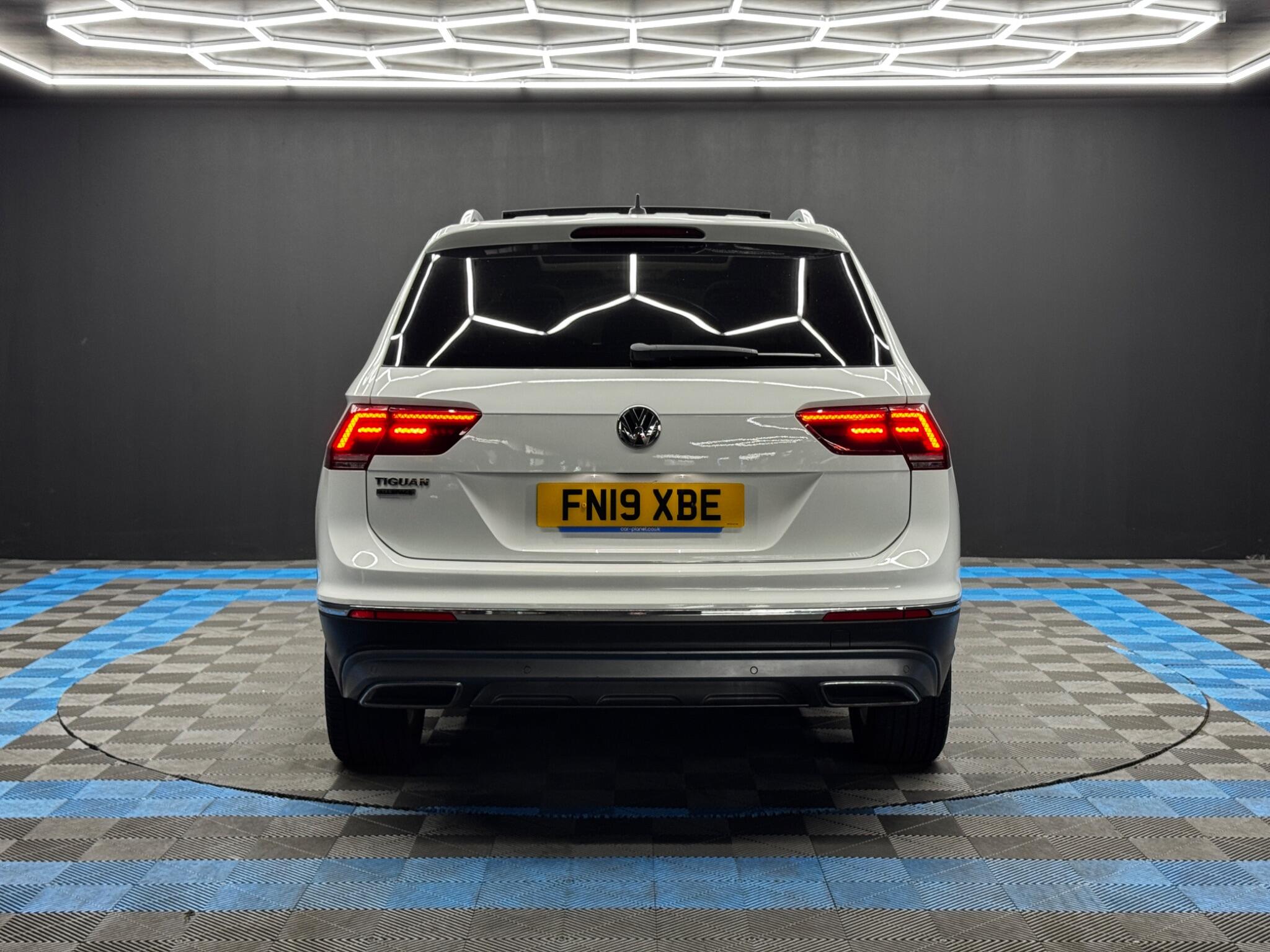 Volkswagen Tiguan Allspace view 6