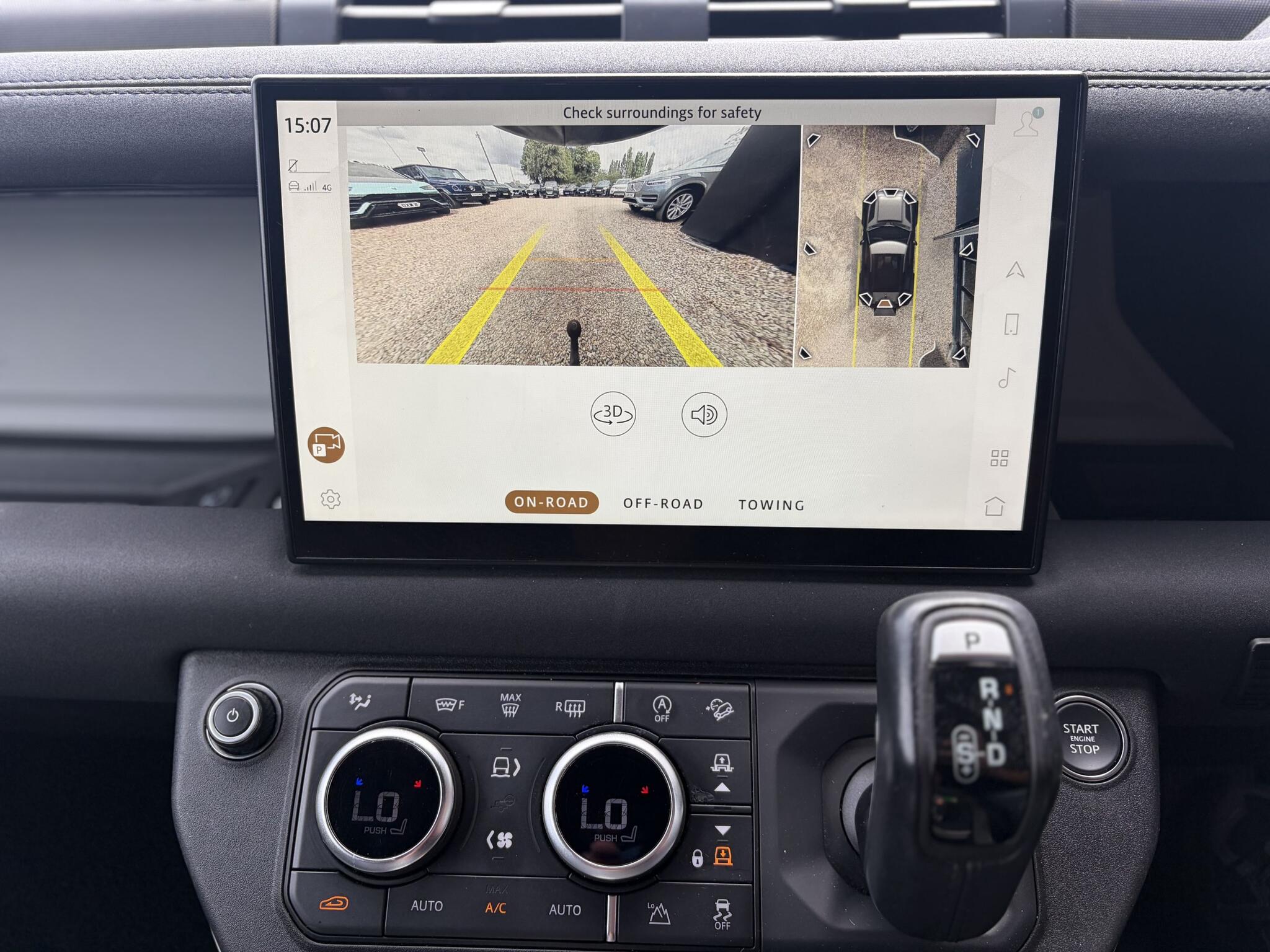 Land Rover Defender 90 view 26