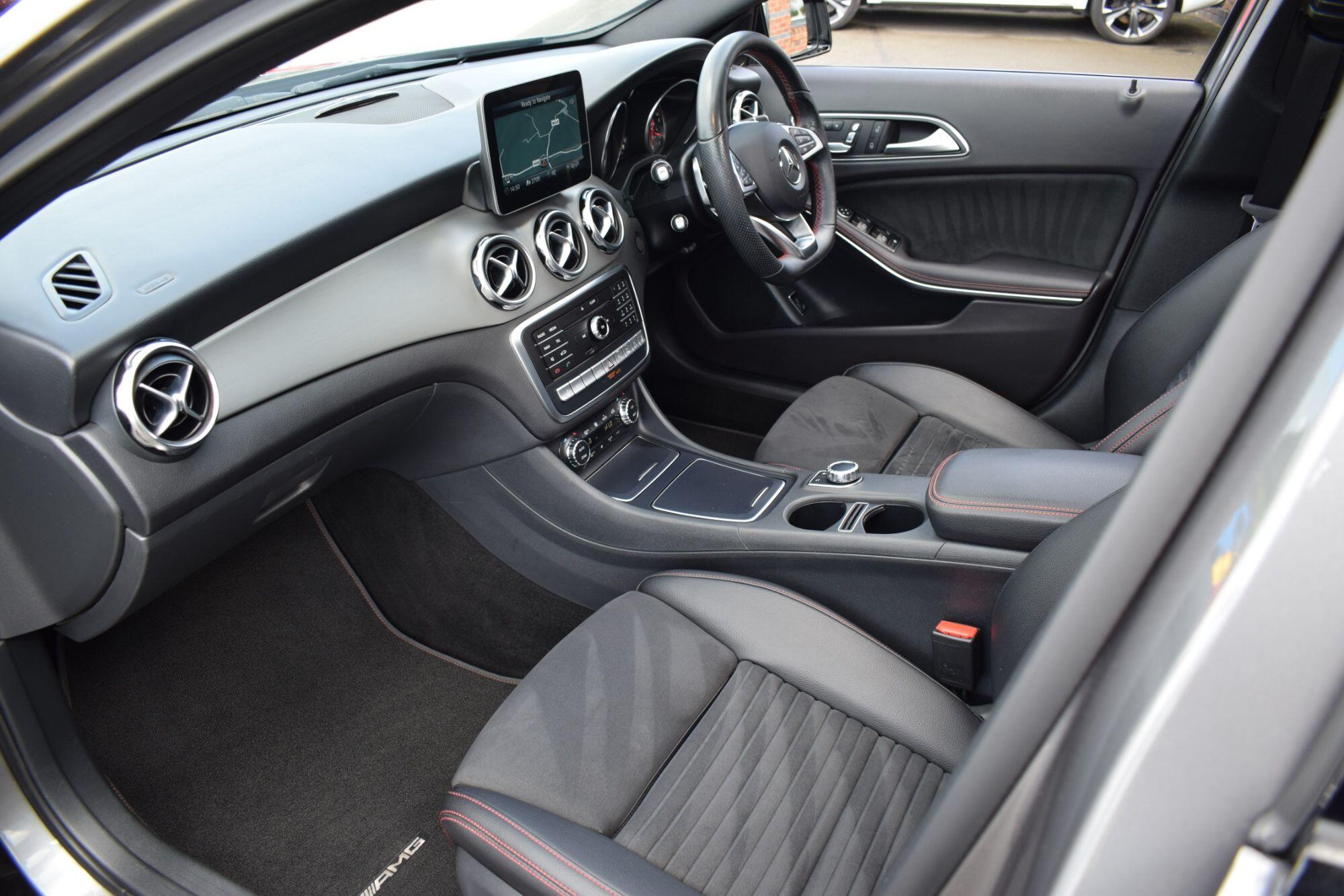 Mercedes-Benz GLA view 35