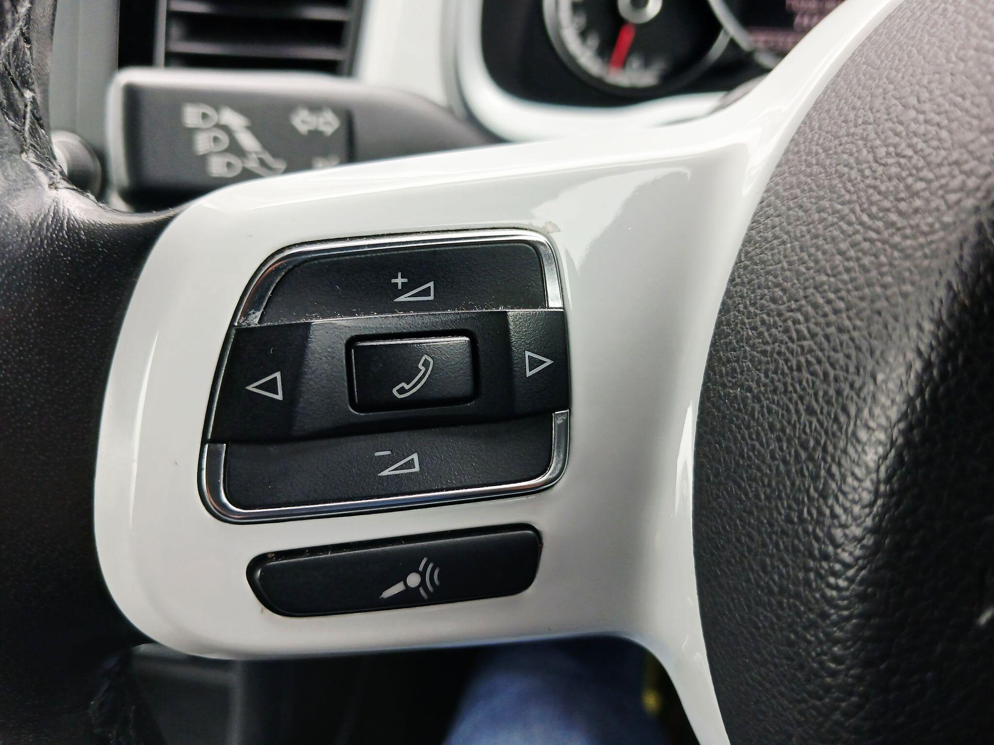 2015 Volkswagen Beetle image 26