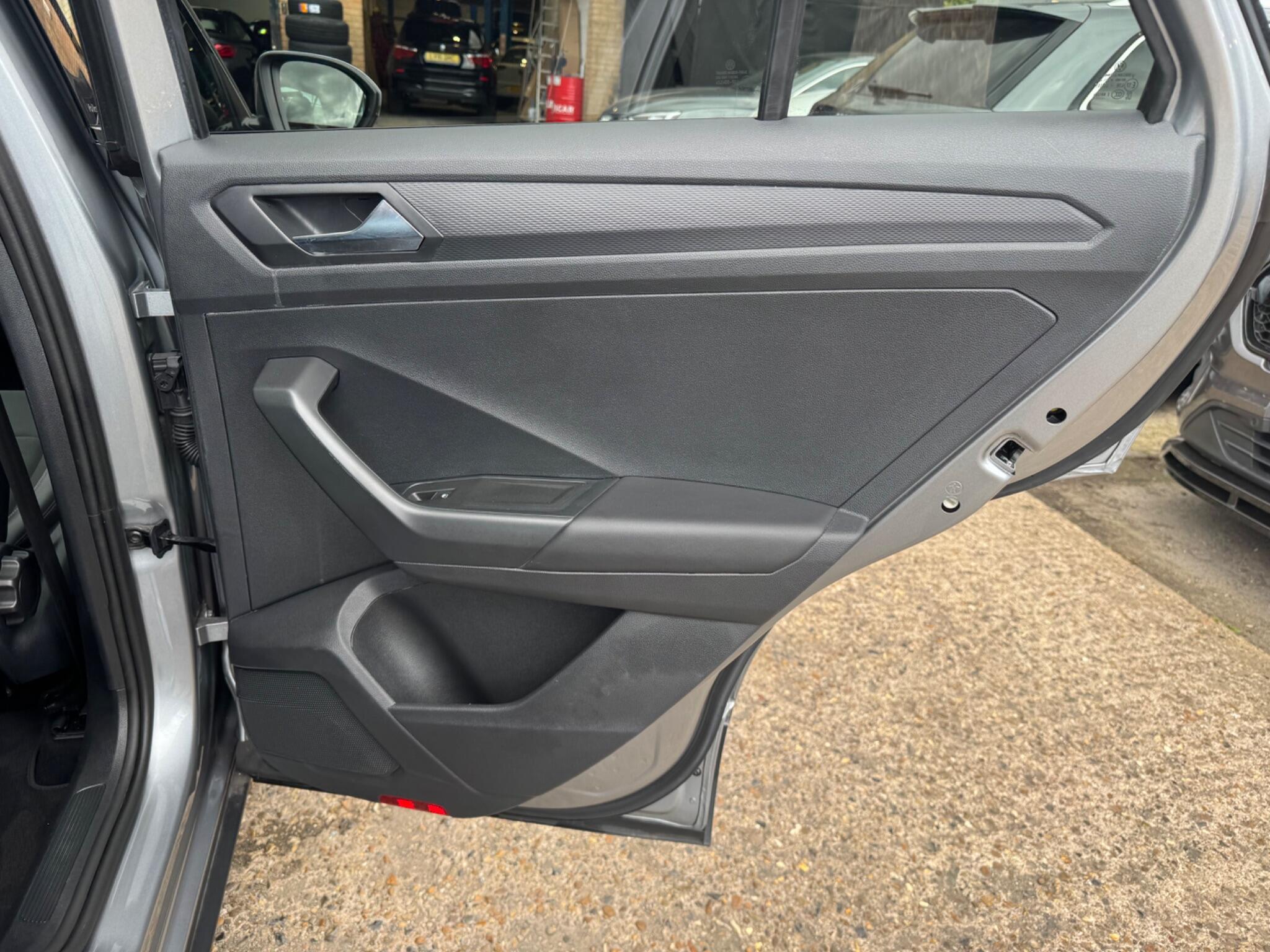 Volkswagen T-Roc view 29