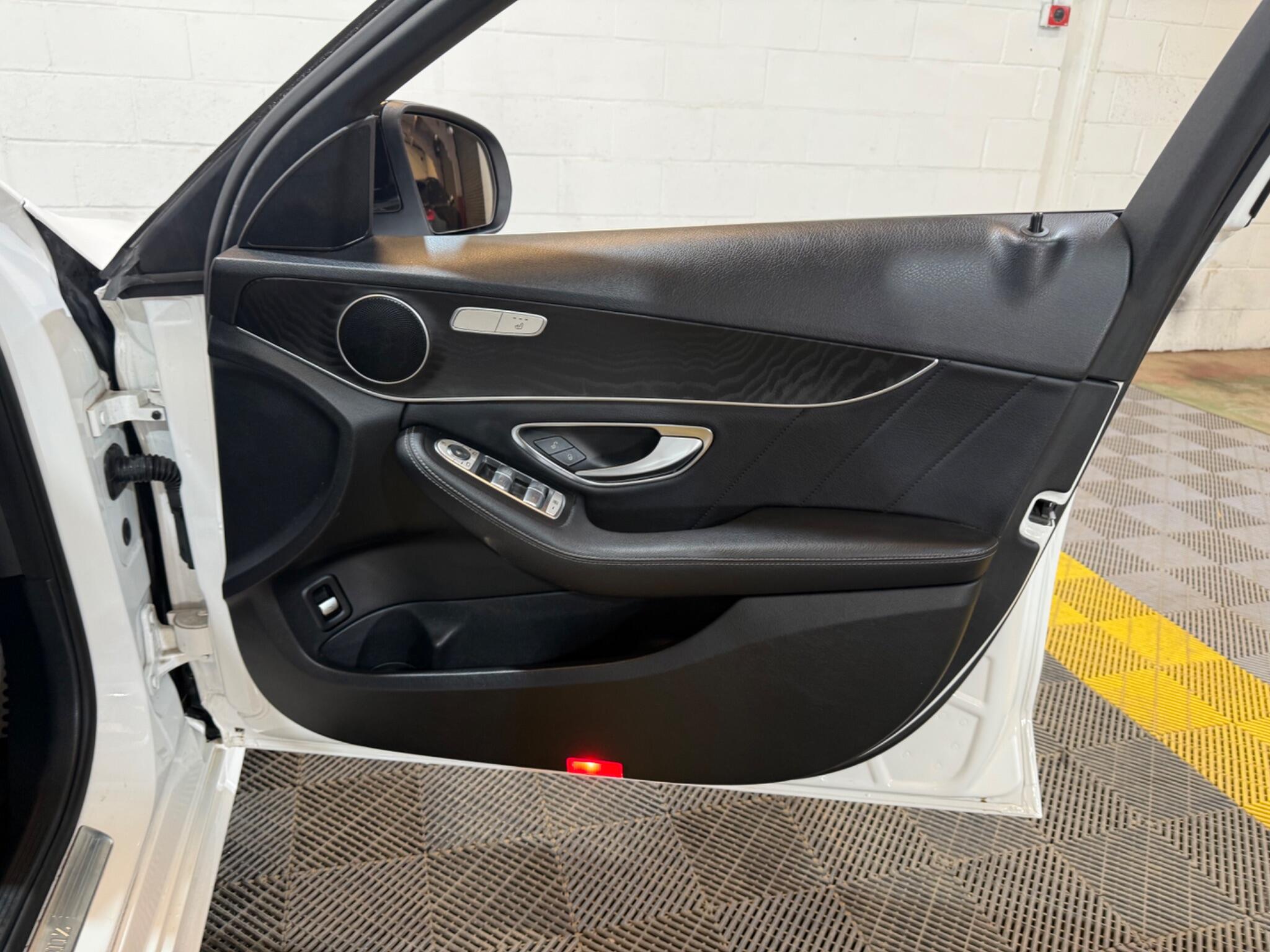 Mercedes-Benz C-Class view 32