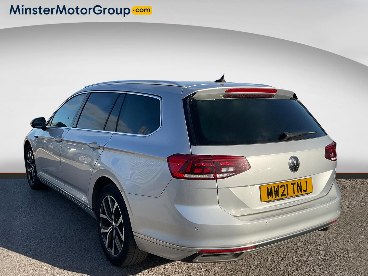 Volkswagen Passat view 4