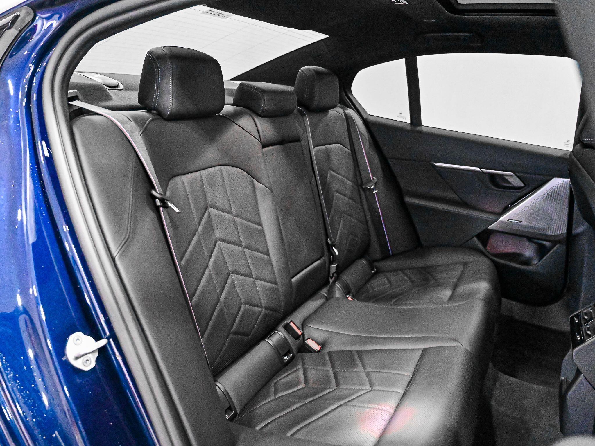 BMW 5 Series view 35