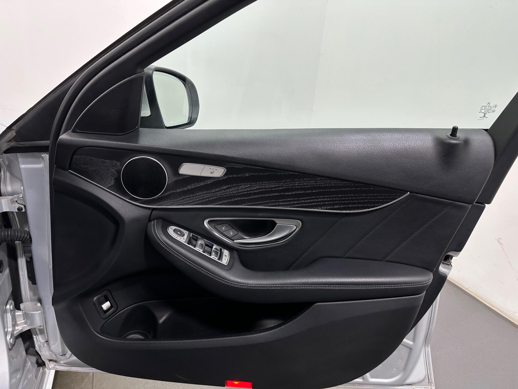 Mercedes-Benz C-Class view 34
