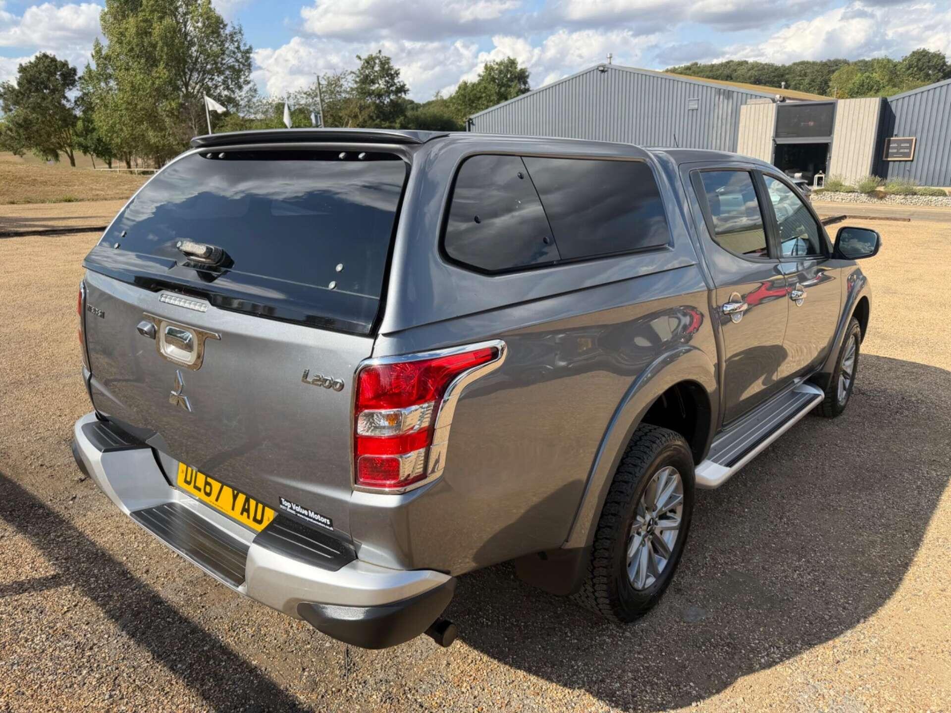 Mitsubishi L200 view 8