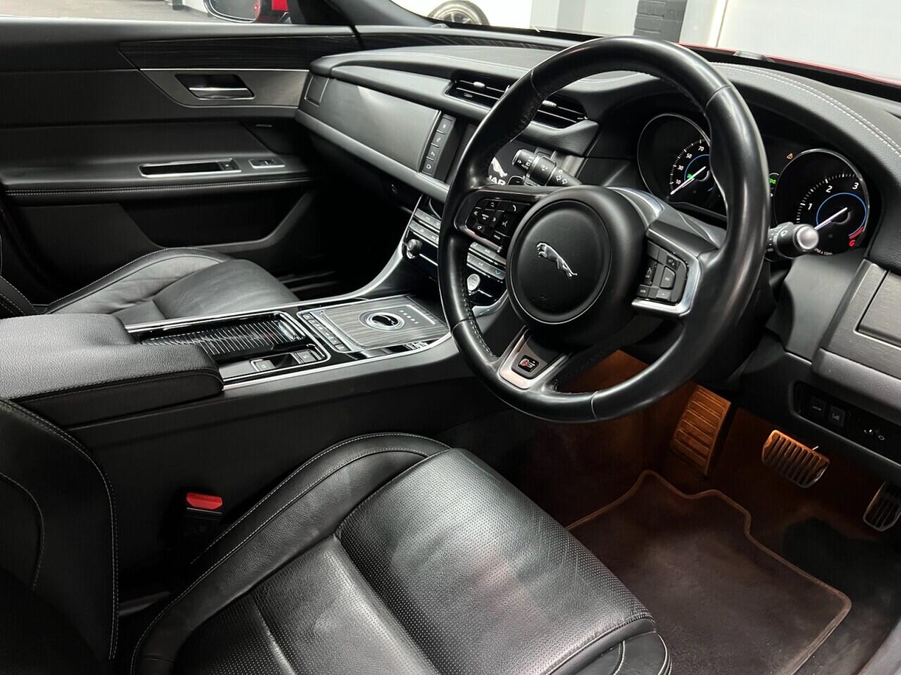 Jaguar XF view 38