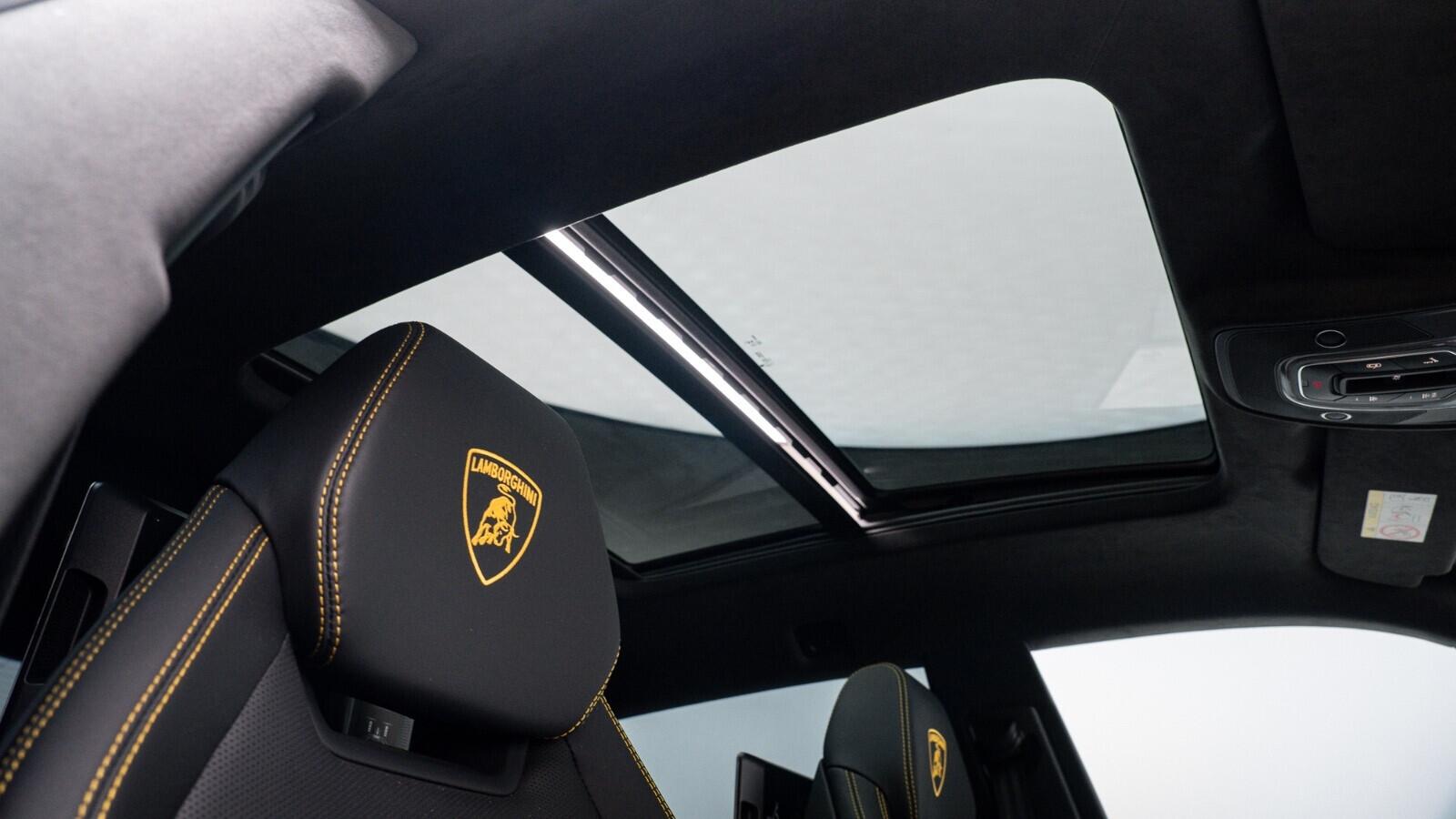 Lamborghini Urus view 7