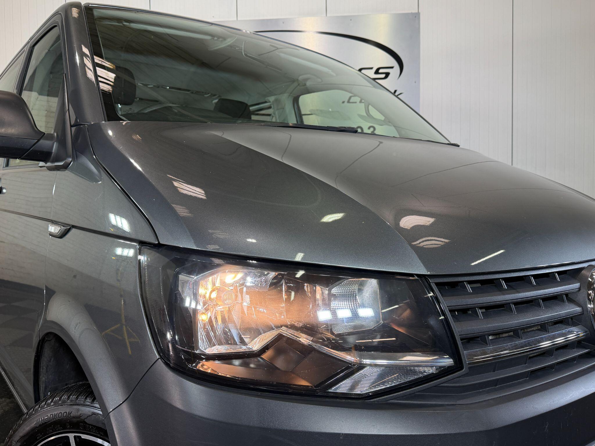 Volkswagen Transporter view 8