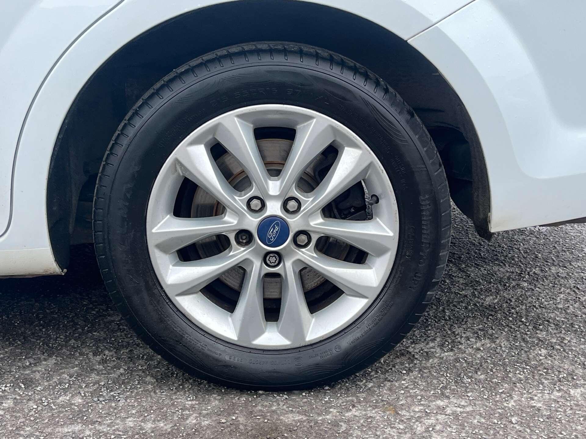 Ford Mondeo view 28