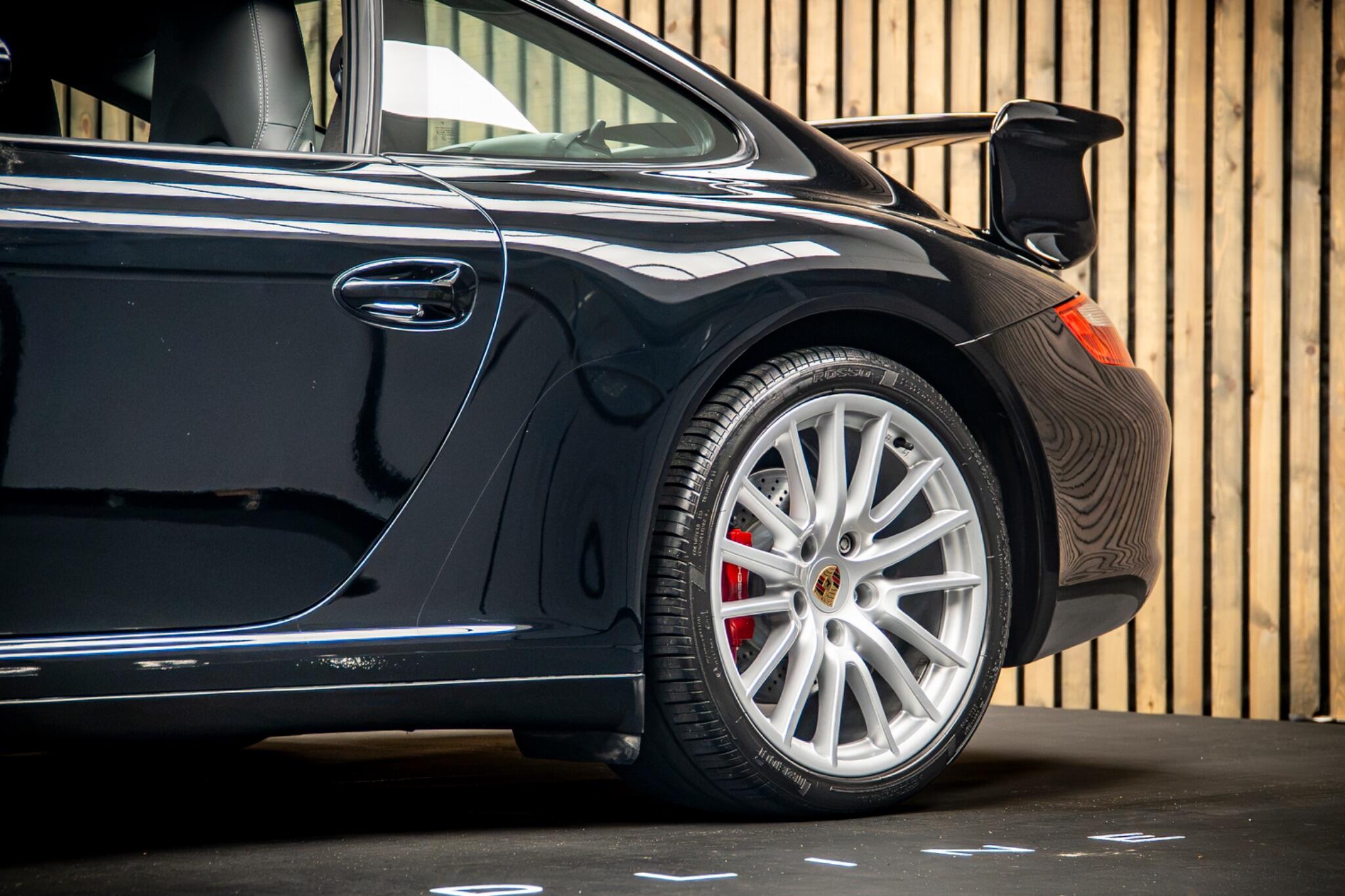 Porsche 911 view 16