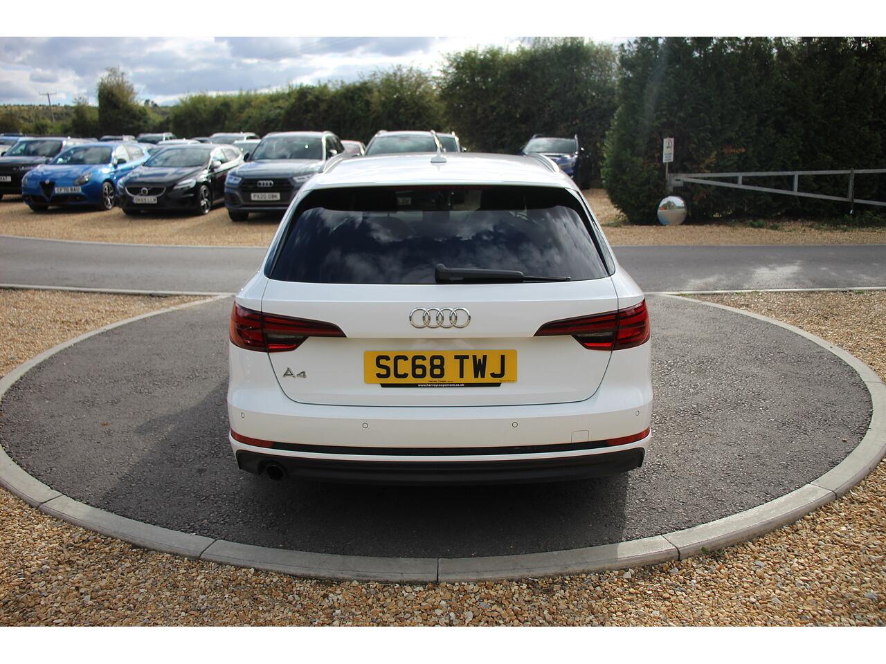 Audi A4 Avant view 11