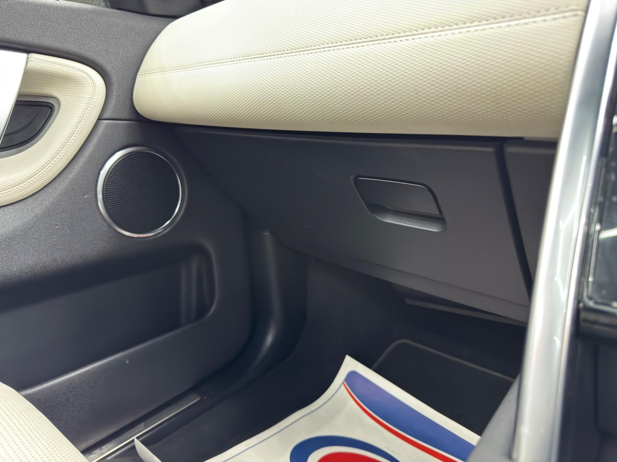 Land Rover Discovery Sport view 37