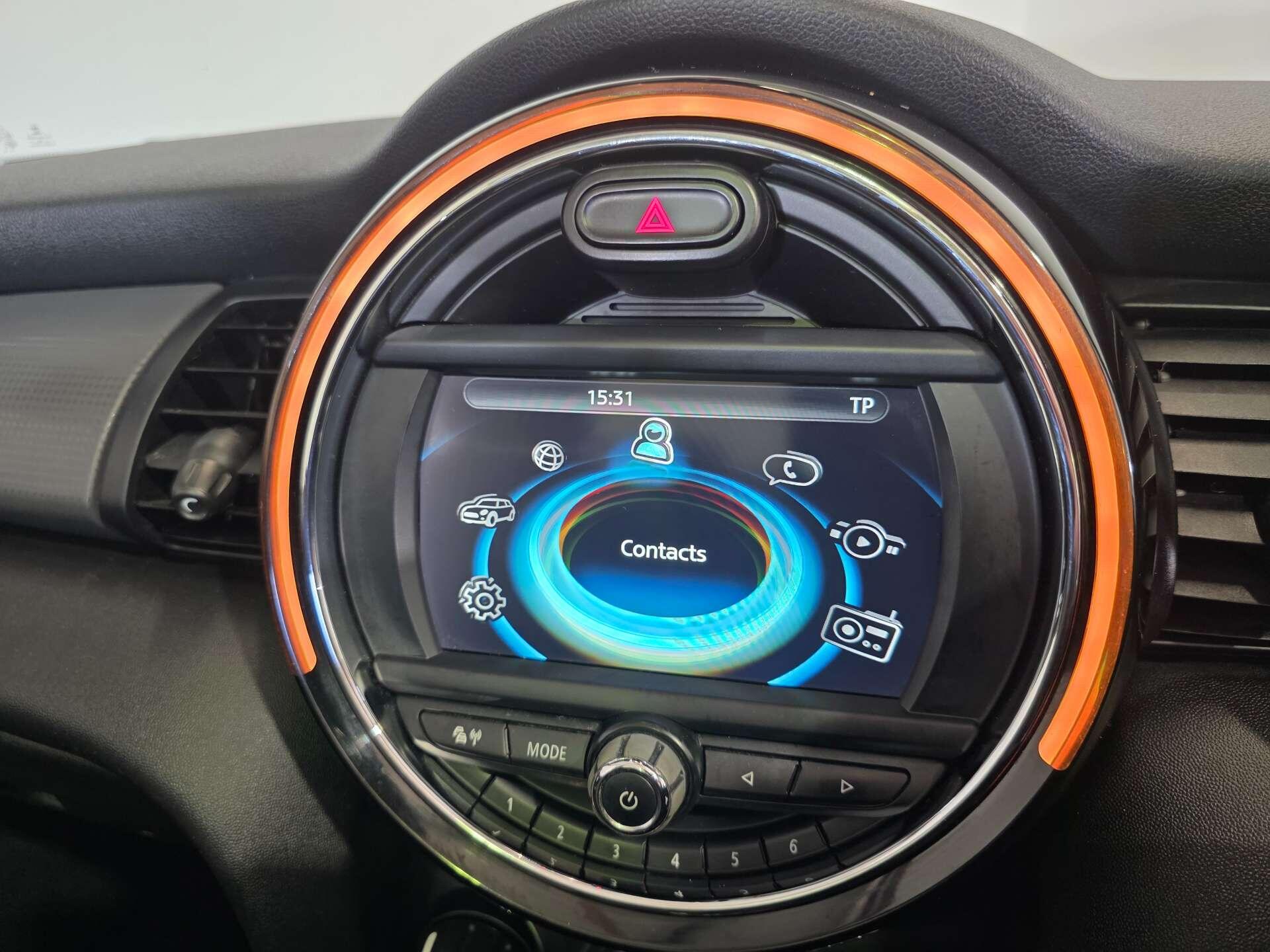 Mini Convertible view 30